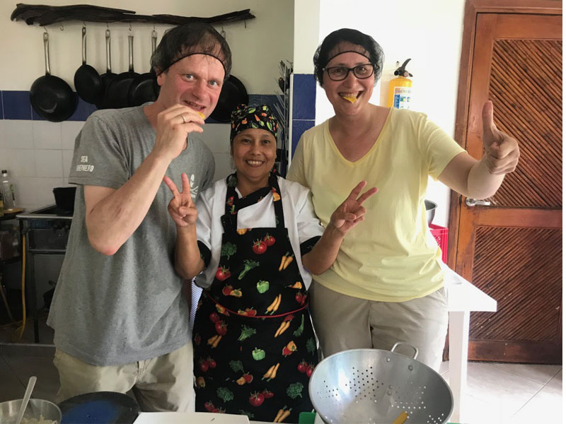 Viajeros en Finca La Jorara haciendo el tour gastronómico