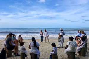 Experiencia cultural con indígenas Kogui y Arhuaco en la playa de Hotel La Joraraentre Tayrona y Palomino